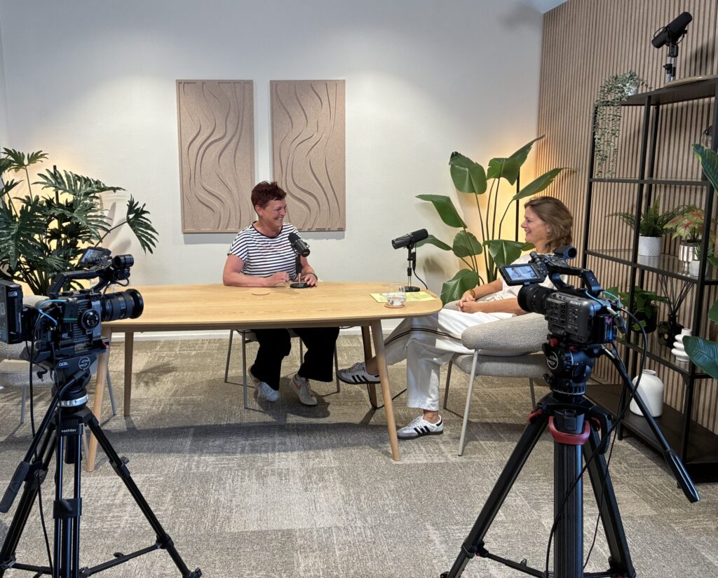 Katinka en Marjolein tijdens een podcastopname van Coffee & Qi in een warme studiosetting.